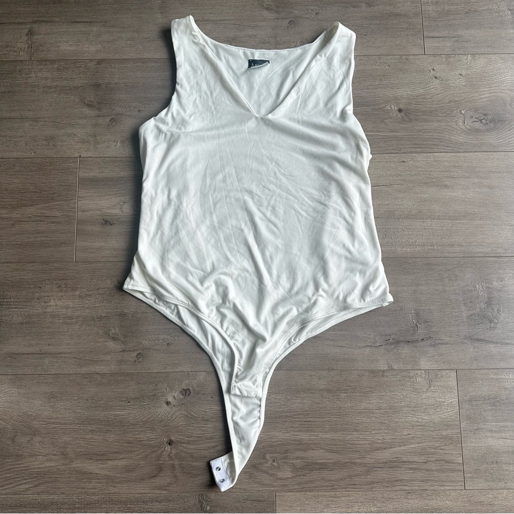 EUC Arula white v-neck bodysuit - size B (equivalent to size 2X 18-20)